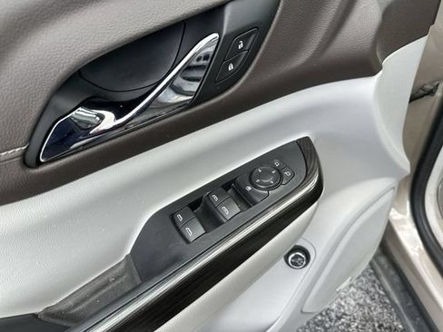 Used 2022 GMC Acadia SLT w/ LPO, Floor Liner Package AWD/4WD image 17