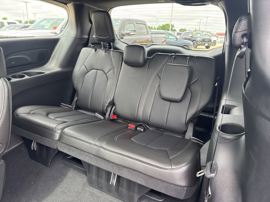 New 2027 Chrysler Pacifica Select w/ Family Tech Group AWD/4WD image 27