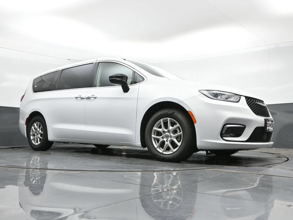 Used 2024 Chrysler Pacifica Touring-L FWD image 43