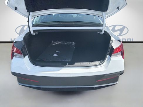 New 2026 Hyundai Elantra SE FWD image 18