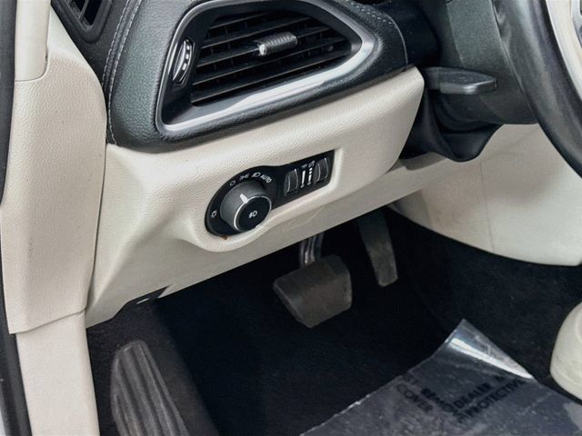 Used 2020 Chrysler Pacifica Limited FWD image 10