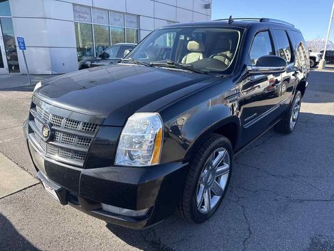 Used 2013 Cadillac Escalade Premium image 2