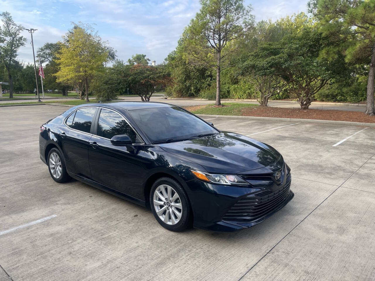 Used 2020 Toyota Camry LE FWD image 3