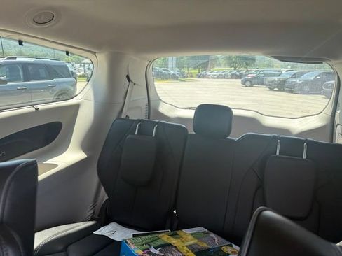 Used 2020 Chrysler Pacifica Limited FWD image 39