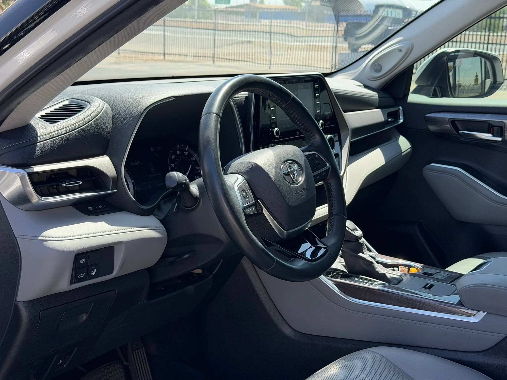 Used 2020 Toyota Highlander Limited FWD image 20
