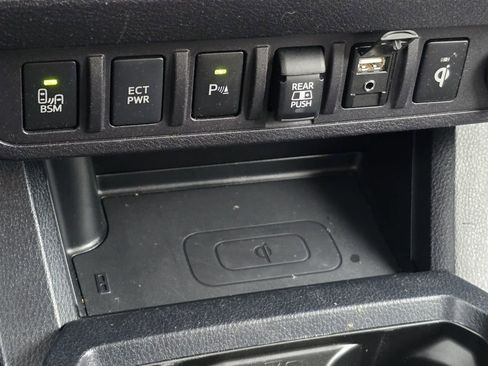 Used 2019 Toyota Tacoma TRD Off-Road w/ Technology Package AWD/4WD image 11