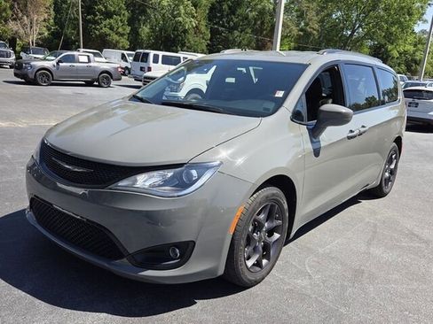 Used 2020 Chrysler Pacifica Touring-L Plus FWD image 3