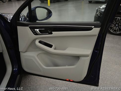 Used 2023 Porsche Macan AWD/4WD image 39