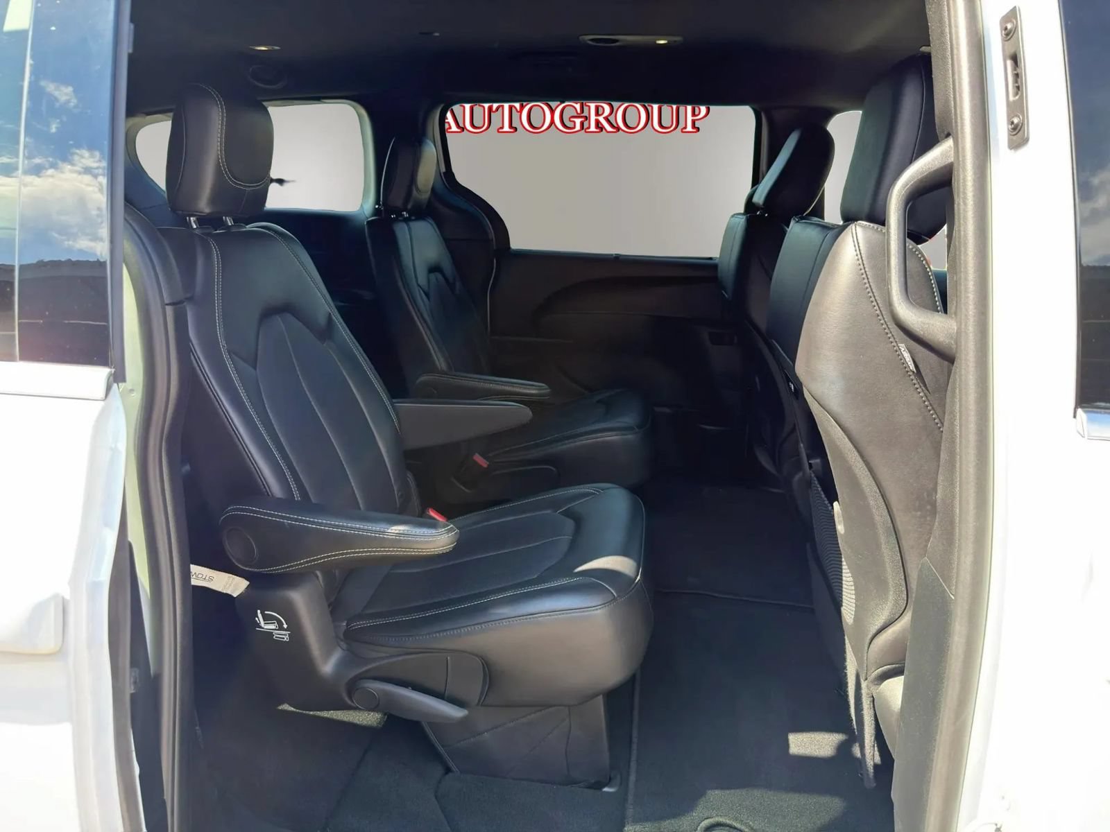 Used 2025 Chrysler Pacifica Select FWD image 8