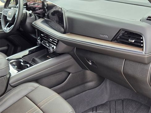 Used 2025 Chevrolet Suburban High Country image 29