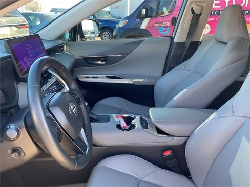 Used 2024 Toyota Venza XLE image 19