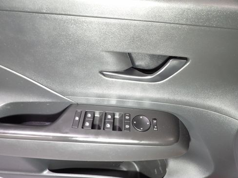 Used 2025 Hyundai Kona SE FWD image 8