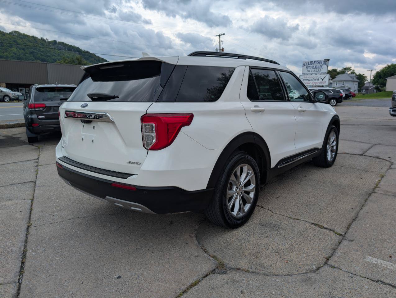 Used 2021 Ford Explorer XLT w/ Equipment Group 202A AWD/4WD image 7