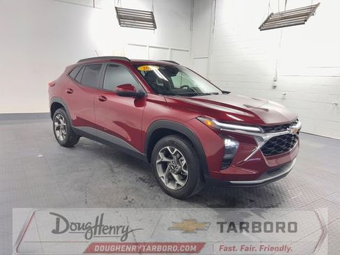 Used 2025 Chevrolet Trax LT FWD image 4
