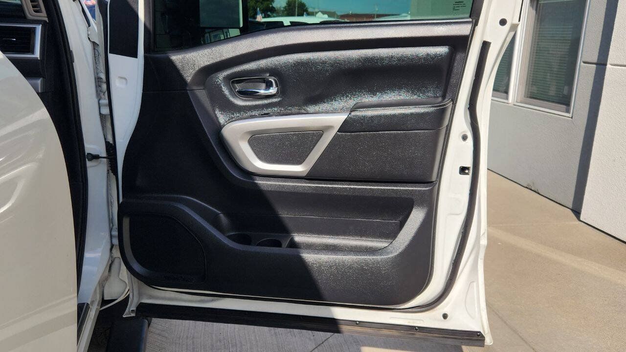 Used 2018 Nissan Titan PRO-4X AWD/4WD image 19