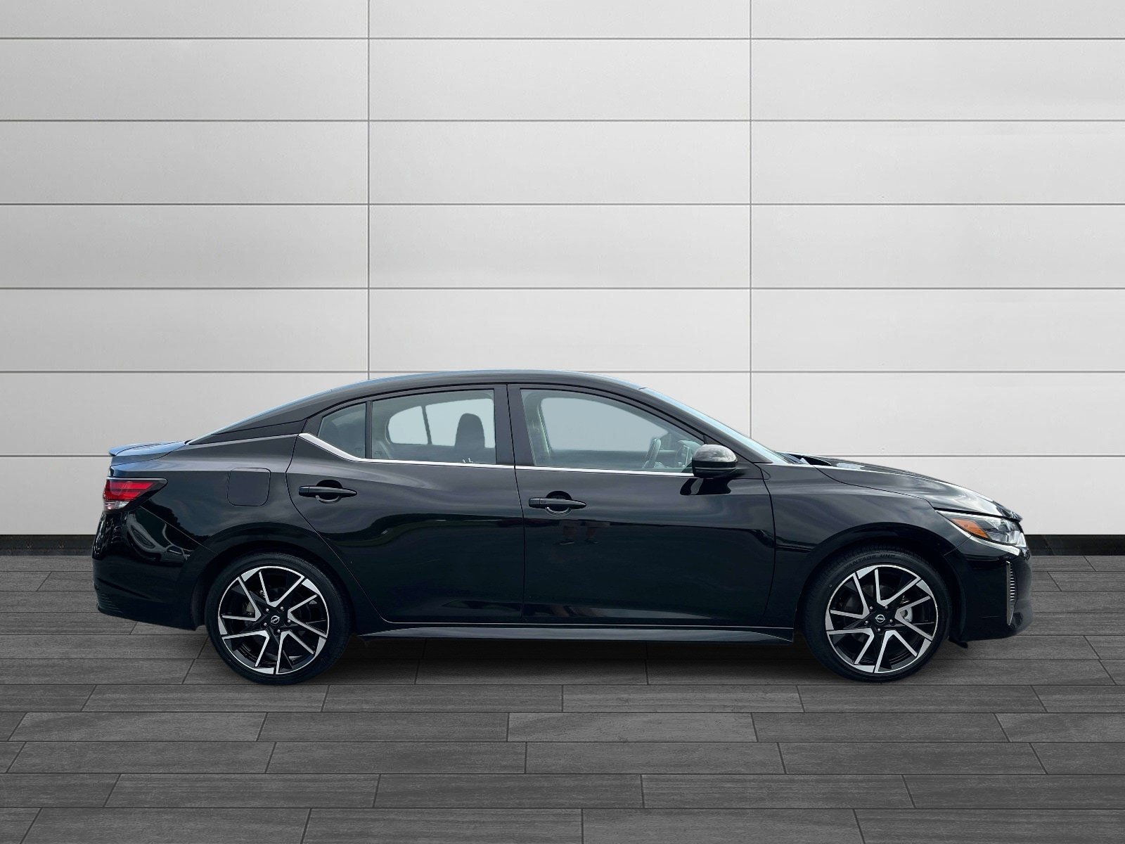 Used 2025 Nissan Sentra SR FWD image 2