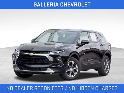 Used 2025 Chevrolet Blazer LT image 2