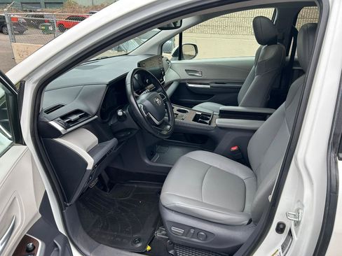 Used 2021 Toyota Sienna XLE AWD/4WD image 12