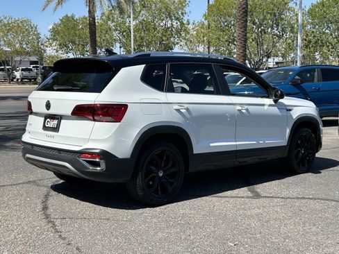 Used 2023 Volkswagen Taos SE w/ Panoramic Sunroof Package FWD image 4