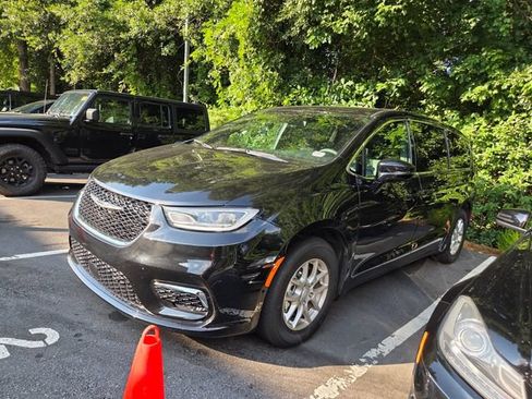 Used 2025 Chrysler Pacifica Select FWD image 3