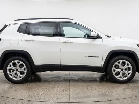 Used 2025 Jeep Compass Latitude AWD/4WD image 11