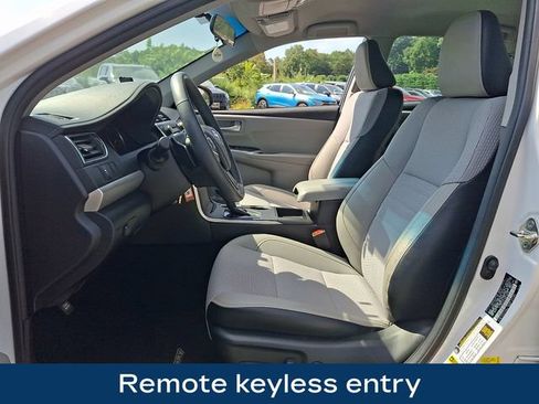 Used 2017 Toyota Camry SE FWD image 2