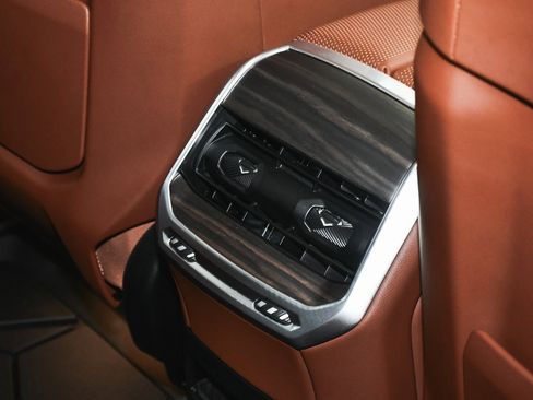 Used 2025 BMW 760i xDrive image 60