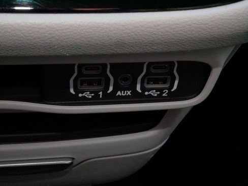 Used 2024 Chrysler Pacifica Touring-L image 27