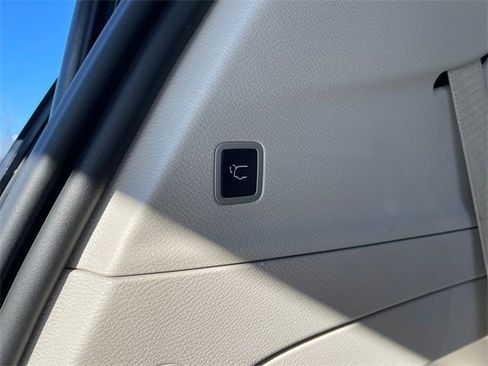 Used 2023 Chrysler Pacifica Touring-L image 19