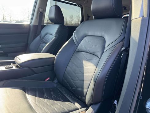 Used 2023 Nissan Pathfinder Platinum image 16