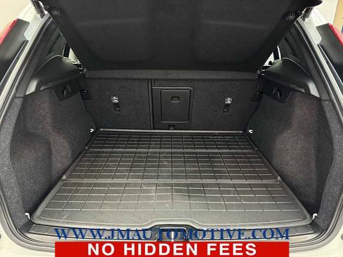 Used 2022 Volvo XC40 T5 Momentum w/ Premium Package image 17