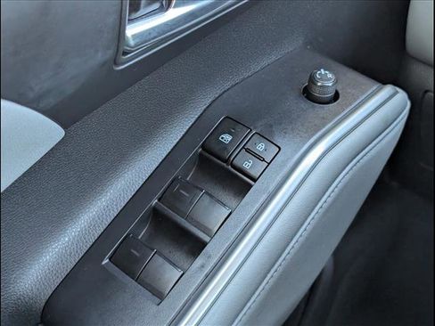 Used 2023 Toyota Highlander XLE image 23