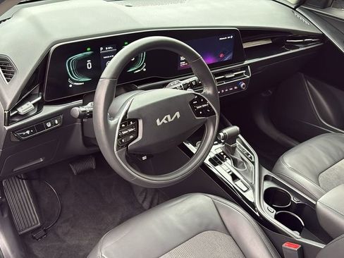Used 2023 Kia Niro EX image 9