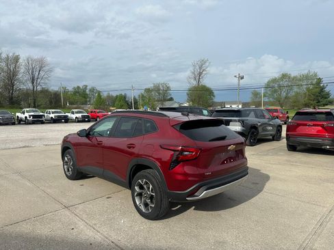 Used 2025 Chevrolet Trax LT w/ LT Convenience Package image 6