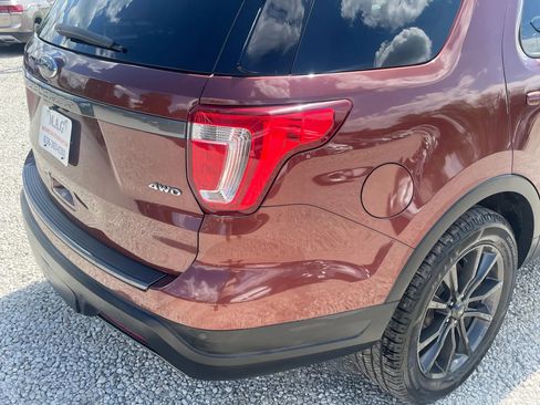 Used 2018 Ford Explorer XLT w/ Equipment Group 202A AWD/4WD image 11