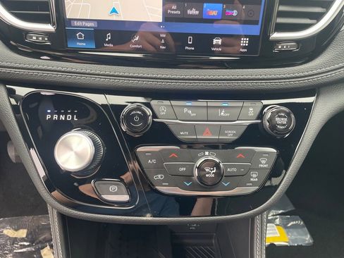 New 2026 Chrysler Pacifica Limited FWD image 18