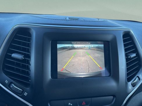 Used 2019 Jeep Cherokee Latitude Plus image 20