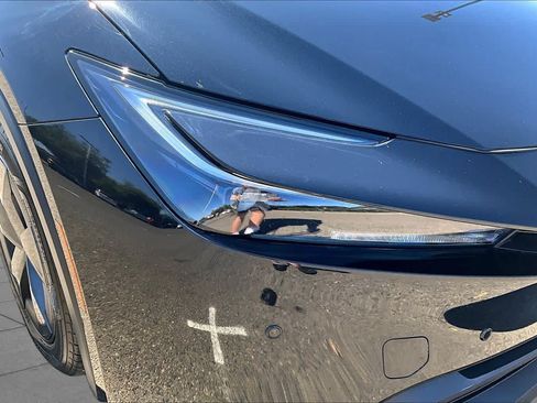 Certified 2025 Toyota Prius LE FWD image 27