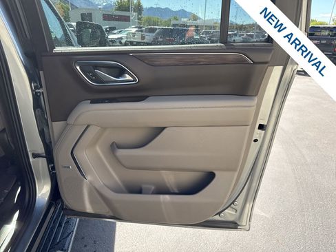 Used 2023 Chevrolet Suburban LT w/ Luxury Package image 12