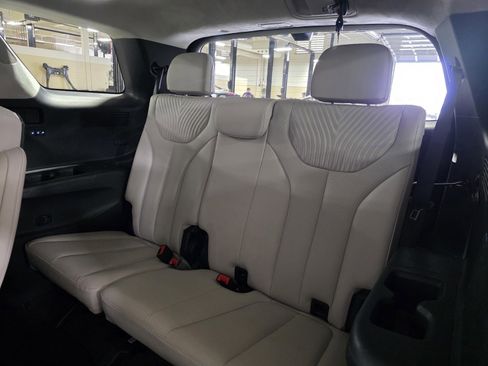 Used 2024 Hyundai Palisade Calligraphy image 10
