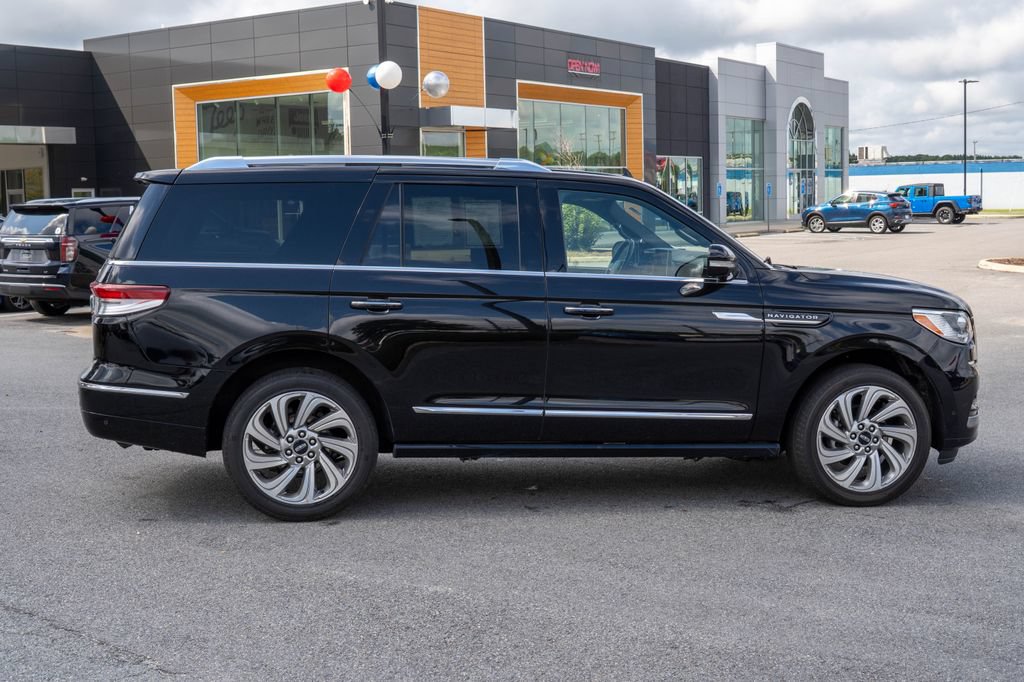 Used 2024 Lincoln Navigator Reserve AWD/4WD image 8