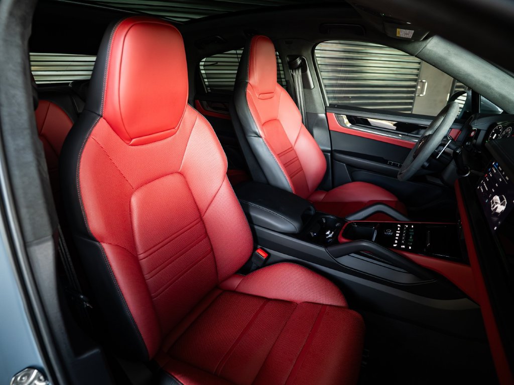 Certified 2025 Porsche Cayenne GTS AWD/4WD image 29
