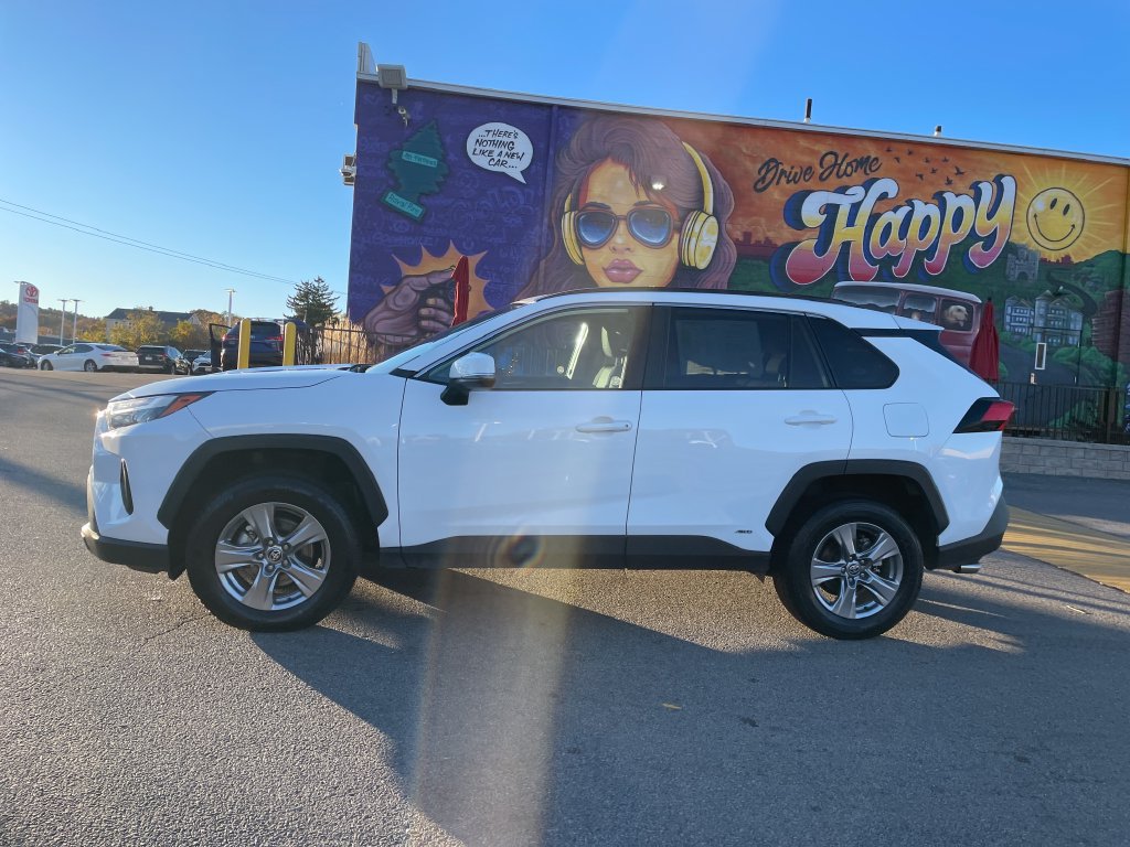 Used 2025 Toyota RAV4 XLE AWD/4WD image 2
