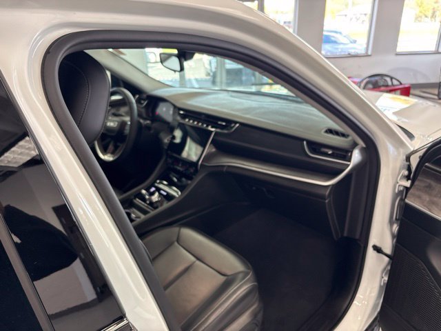 Used 2024 Jeep Grand Cherokee L Limited w/ Black Appearance Package AWD/4WD image 24