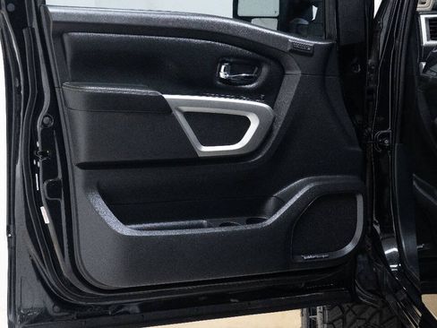 Used 2018 Nissan Titan PRO-4X w/ Pro-4x Convenience Package AWD/4WD image 26