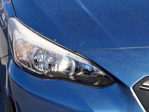 Used 2021 Subaru Crosstrek 2.0i Premium image 8