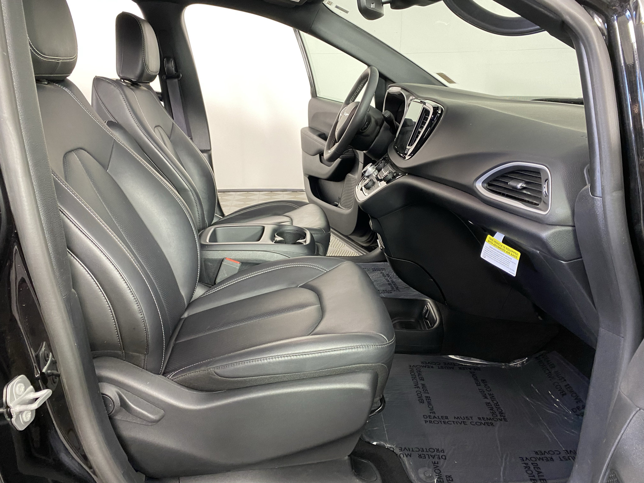 Used 2025 Chrysler Voyager LX FWD image 31