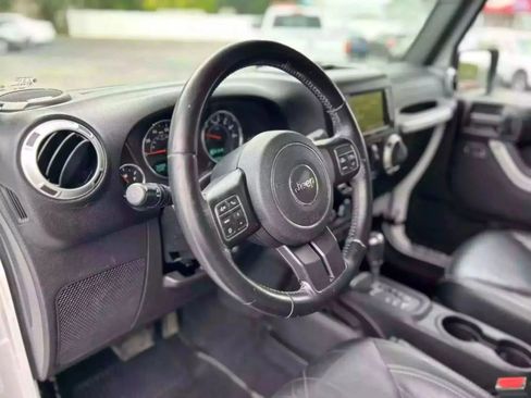 Used 2015 Jeep Wrangler Unlimited Sahara w/ Connectivity Group AWD/4WD image 10