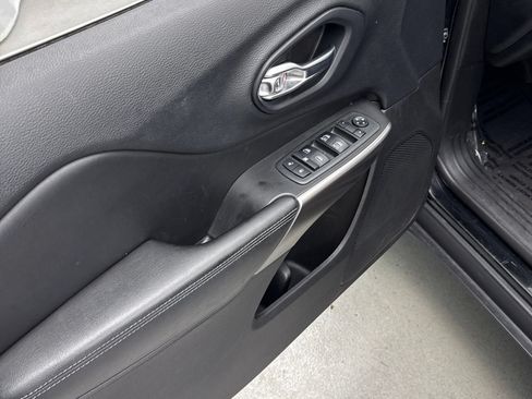 Used 2019 Jeep Cherokee Latitude Plus w/ Comfort/Convenience Group AWD/4WD image 12
