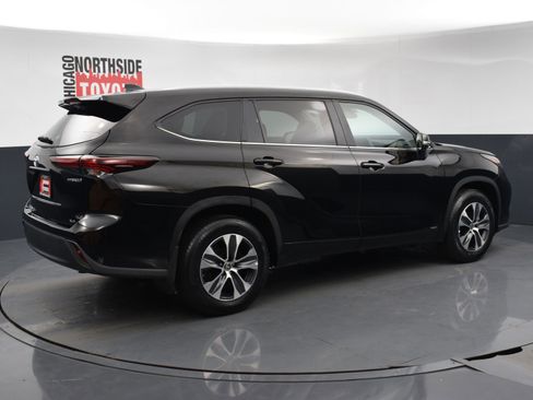 Used 2024 Toyota Highlander XLE image 4